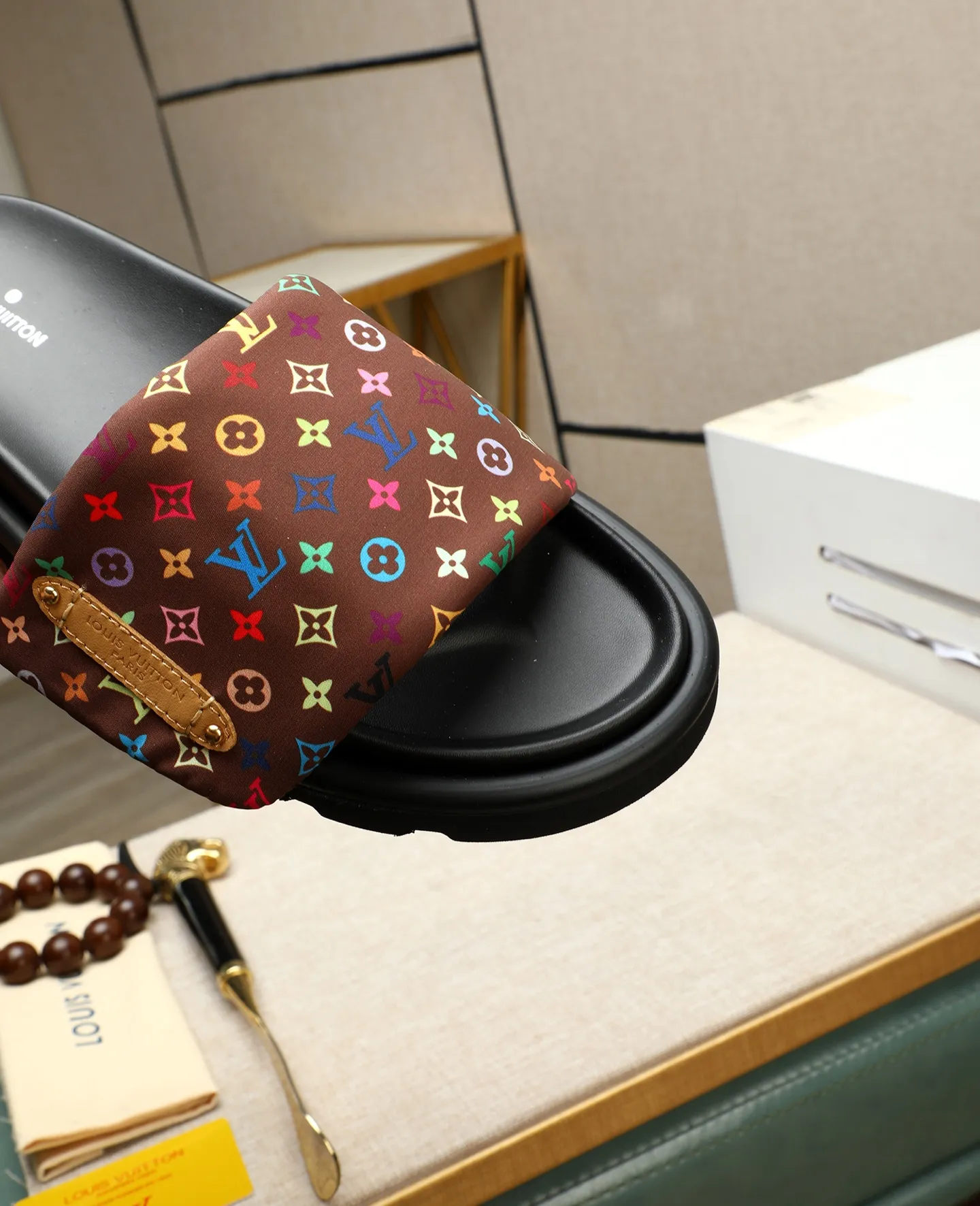 Factory price 360 ​​🐢🐢Men's shoes for couples, with drawer box [LOUIS VUITTON] Louis Vuitton, the latest LV official website printed wallet and men's and women's slippers 🔥🔥🔥 are now on the market. The drawer box is packaged with cloth bags and cards. The upper pattern looks very soft and waxy, and is a super versatile leg slimming tool. Fabric: Imported denim/down silk cotton embossed, LV hardware LOGO, official website pattern printing, lining: water-dyed sheepskin down filling, comfortable to wear, feet: high-elastic PU water platform. Sole: foam sole, heel height: about 5cm. Code number 36-44, (35 45 customized)
